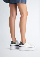 Carica l'immagine nel visualizzatore di Gallery, Liu-Jo - BA5101 - SNEAKER White/Black
