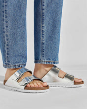 Carica l'immagine nel visualizzatore di Gallery, Birkenstock - 1005961 ARIZONA METALLIC SILVER- Calz.S
