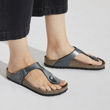 Carica l'immagine nel visualizzatore di Gallery, Birkenstock - 1021428 GIZEH  METALLIC BLACK
